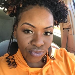 Meet your Posher, Tia